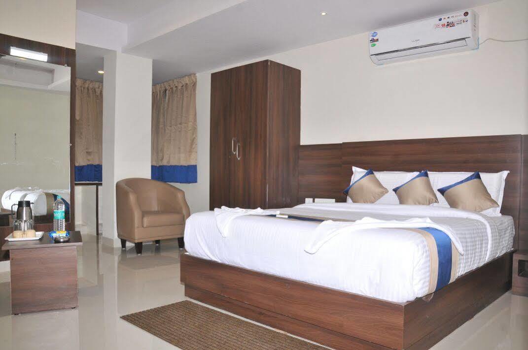 Capital O 76622 Hotel Raama Grand Maiçor Exterior foto